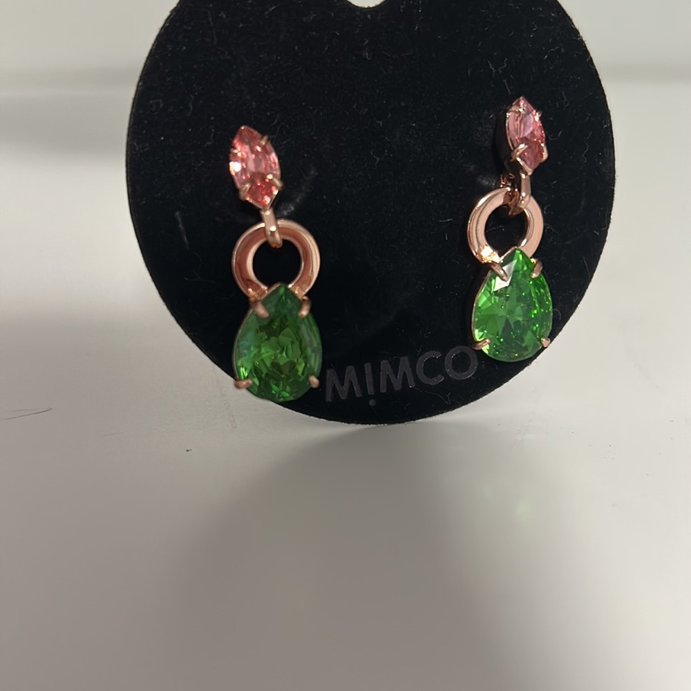 Emerald and rose gold earrings for women!